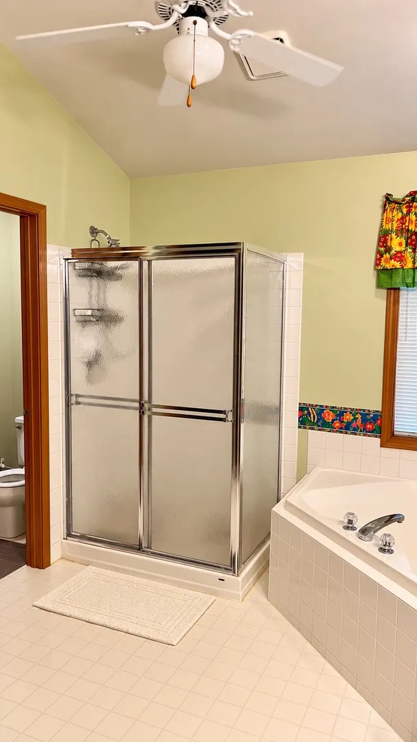 4 Bedroom Elgin Single family with High Ceilings, Finished Basement and Solar Panels, photo 6