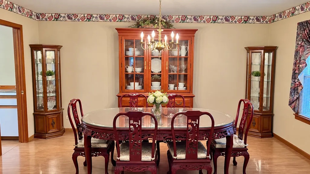 4 Bedroom Elgin Single family with High Ceilings, Finished Basement and Solar Panels, photo 5