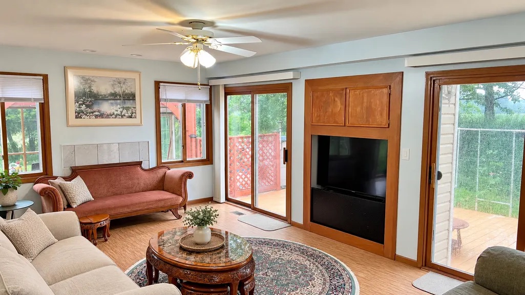 4 Bedroom Elgin Single family with High Ceilings, Finished Basement and Solar Panels, photo 4