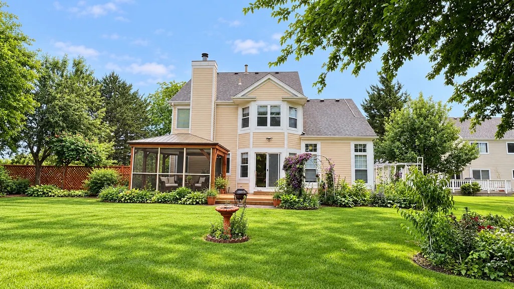 4 Bedroom Elgin Single family with High Ceilings, Finished Basement and Solar Panels, photo 12