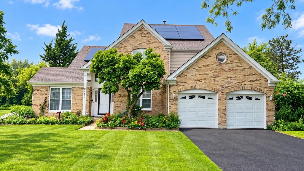 4 Bedroom Elgin Single family with High Ceilings, Finished Basement and Solar Panels, photo 1