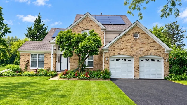 4 Bedroom Elgin Single family with High Ceilings, Finished Basement and Solar Panels